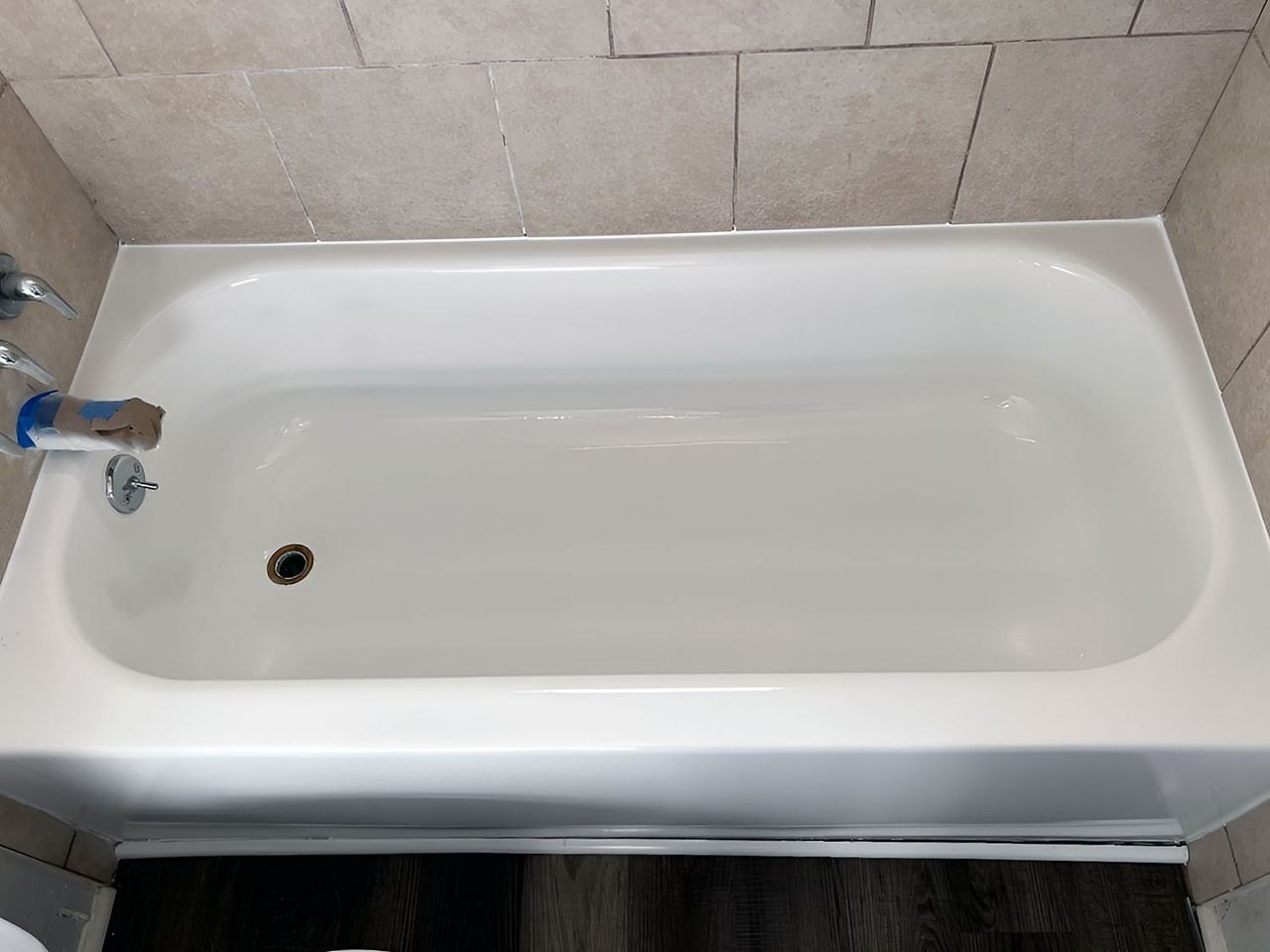Gleaming white restored bathtub after professional refinishing in Los Angeles
