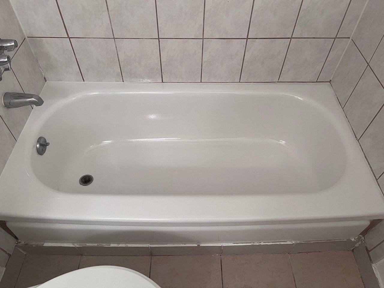 Stunning reglazed bathtub with glossy white finish in Los Angeles CA
