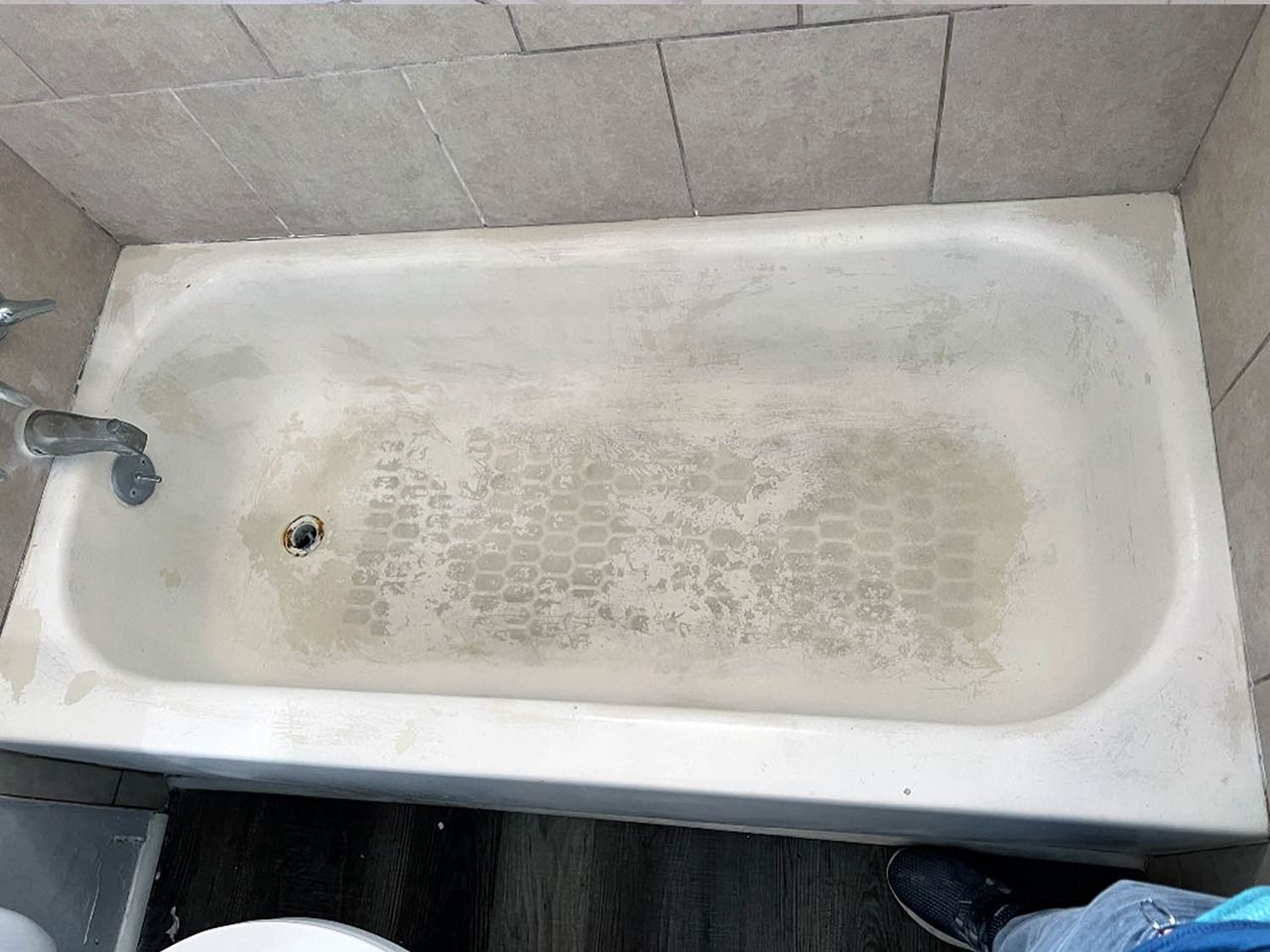 Stained and damaged bathtub before refinishing in Los Angeles CA
