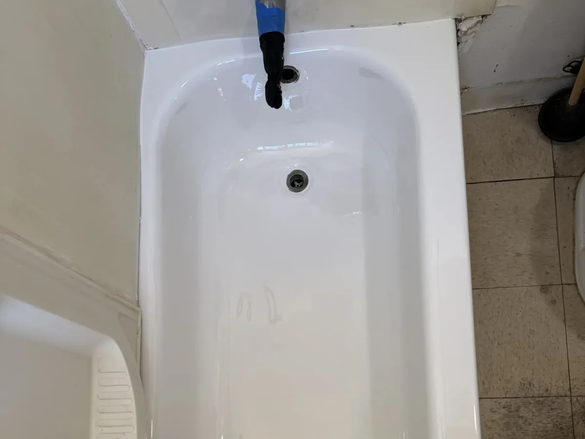 Bathtub after professional refinishing in Los Angeles