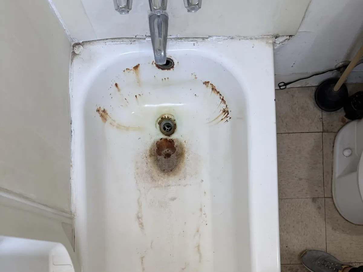 Worn bathtub before refinishing in Los Angeles